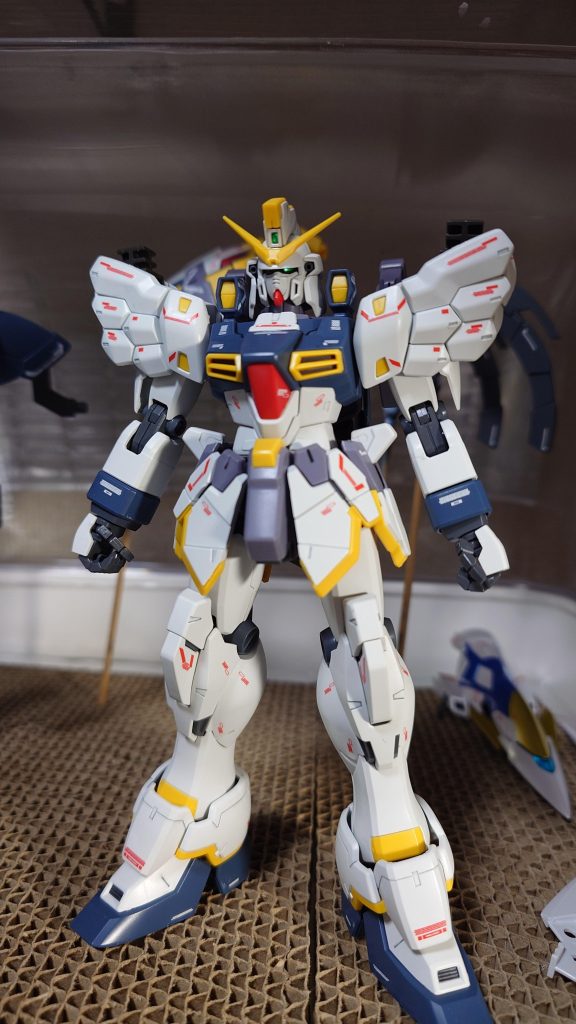 お気付きでしょうか。デカールをサボって収納していた結果、アレ?何かが足りたい・・・そう、額のアレが行方不明になりましたorz