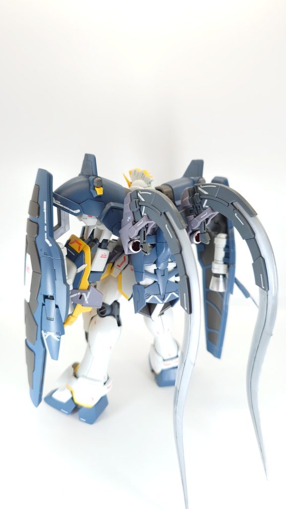 バックショット。スラスター周りは筆塗りでワンポイント塗装してます。