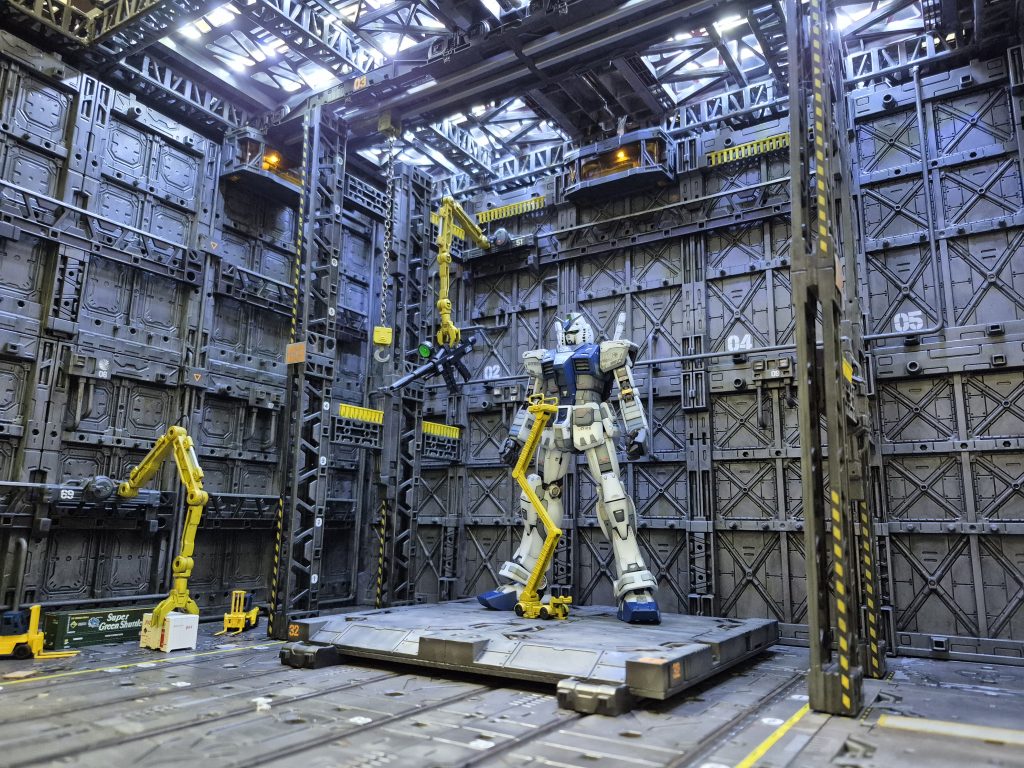 宇宙要塞コンペイ内格納庫でのマグネットコーティング処理と外装塗装を実施している状況を表現してみました。