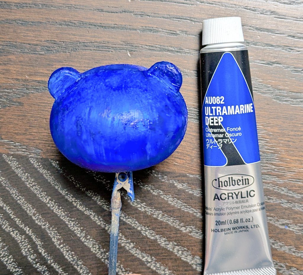 乾燥続きの気候のせいかペンの色味のせいか、ポスカ直塗りでは色がうまくのらなかったため、青い部分はアクリル絵具を使用しました。化粧用スポンジで塗り広げています。ポスカよりも深みのある青で気に入っています。それにしても、アクリル絵具だと1回でもしっかり色がのるなぁ……