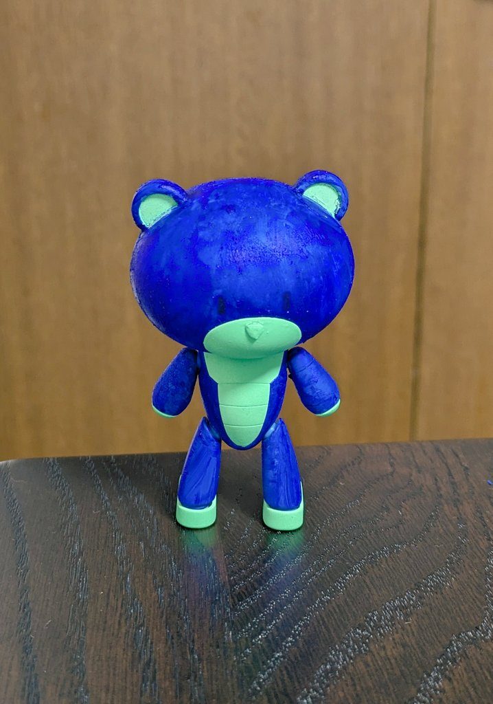 パーツをつける前はシンプルでした。が、100均で見つけた目シールをつけたあたりからどんどん派手めに…