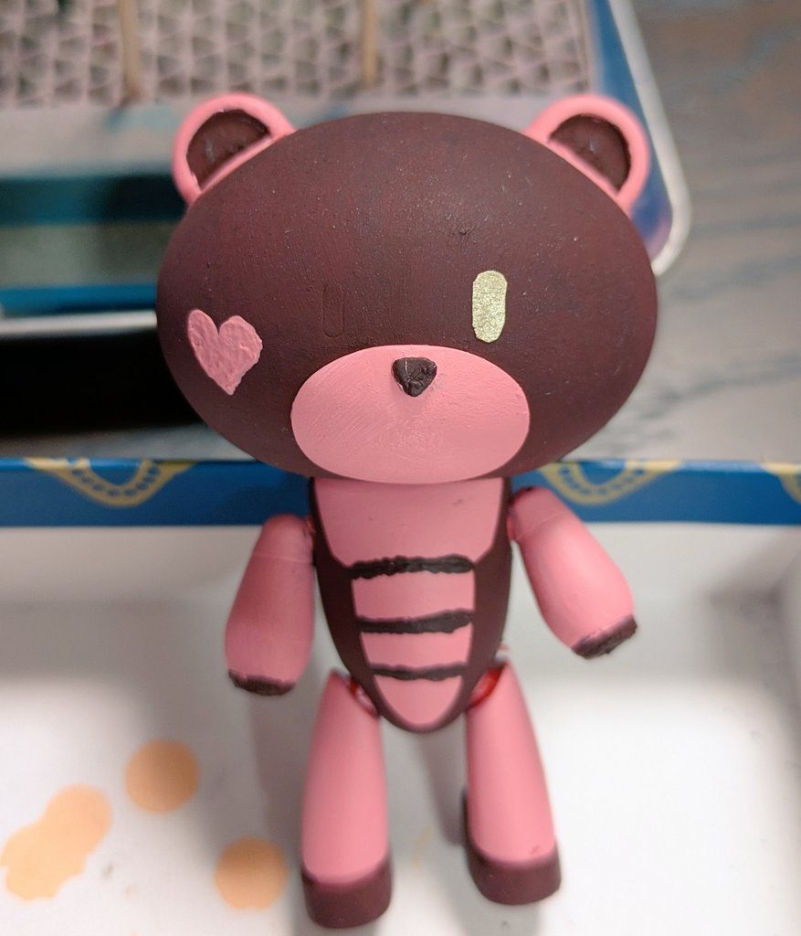 実は目も付属シールではなく、台座と同じ金色マスキングテープで自作したもの。少し大きめのお目々になっています。