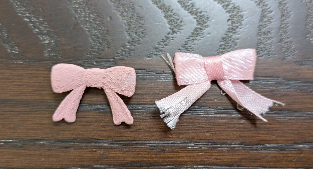 リボンもキットのリボンではなく手持ちのサテンリボンでサイズを合わせて貼り付けています(写真は試作中の比較)。プレゼント感が増したかな？