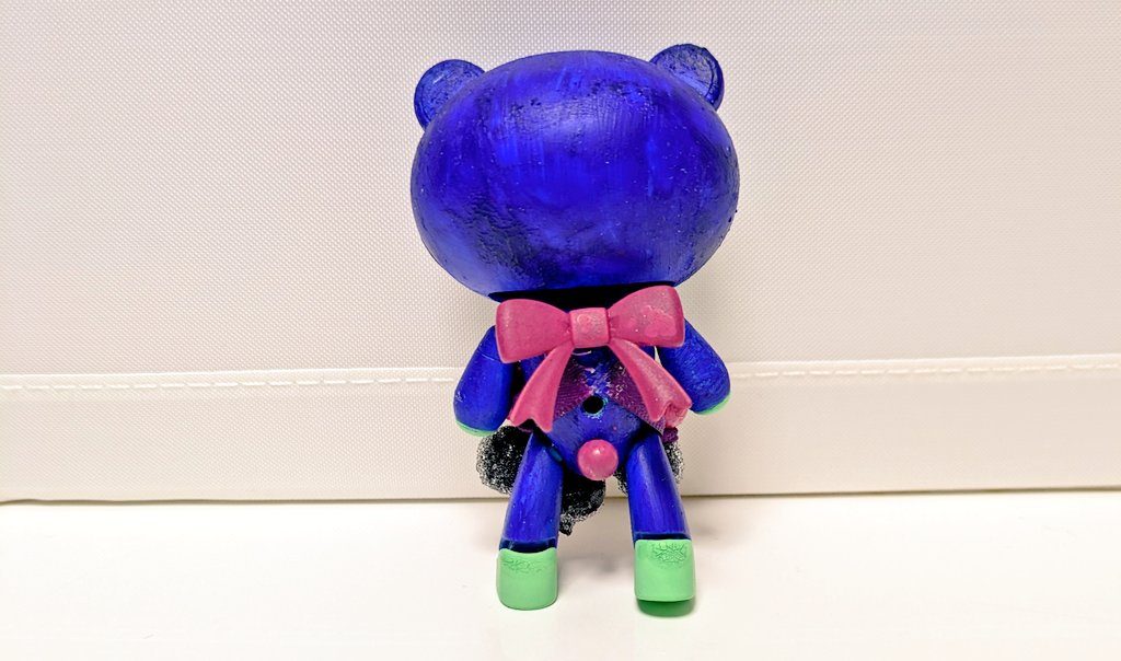 後ろから。実の熟す様子を黄緑・赤紫(いずれもポスカ)で表しています。たまたまブルーベリーのような造花があったので、腰ミノ?をつけてみた結果、台座なしでは立てなくなってしまい…貴重なバックショットです(笑)