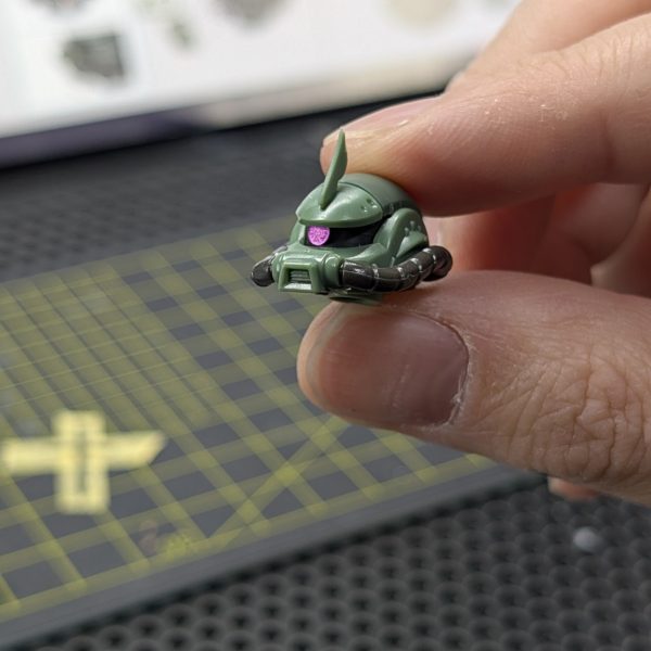 素晴らしいプロポーションのザク（GQ）素組みしました😊ガンダムマーカーのメタリックピンクを備え付けのシールに塗ったらブラックライトでも発光するしいい感じで発色したので今後も使って行こうかなと思っています✨️動画はこちら↓（3枚目）