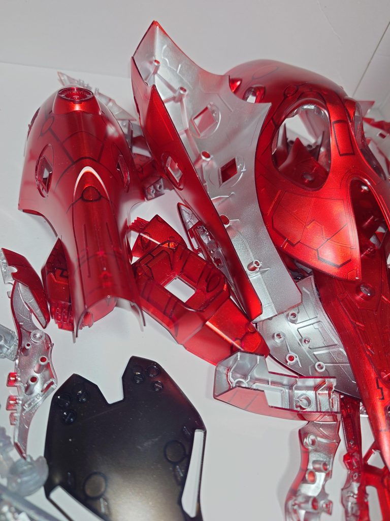 こんな感じに裏面をスターブライトシルバーで塗りました。でも、結構見えてしまう所もあるので、基本的には裏面はシルバーの上からクリアレッド吹いてます。