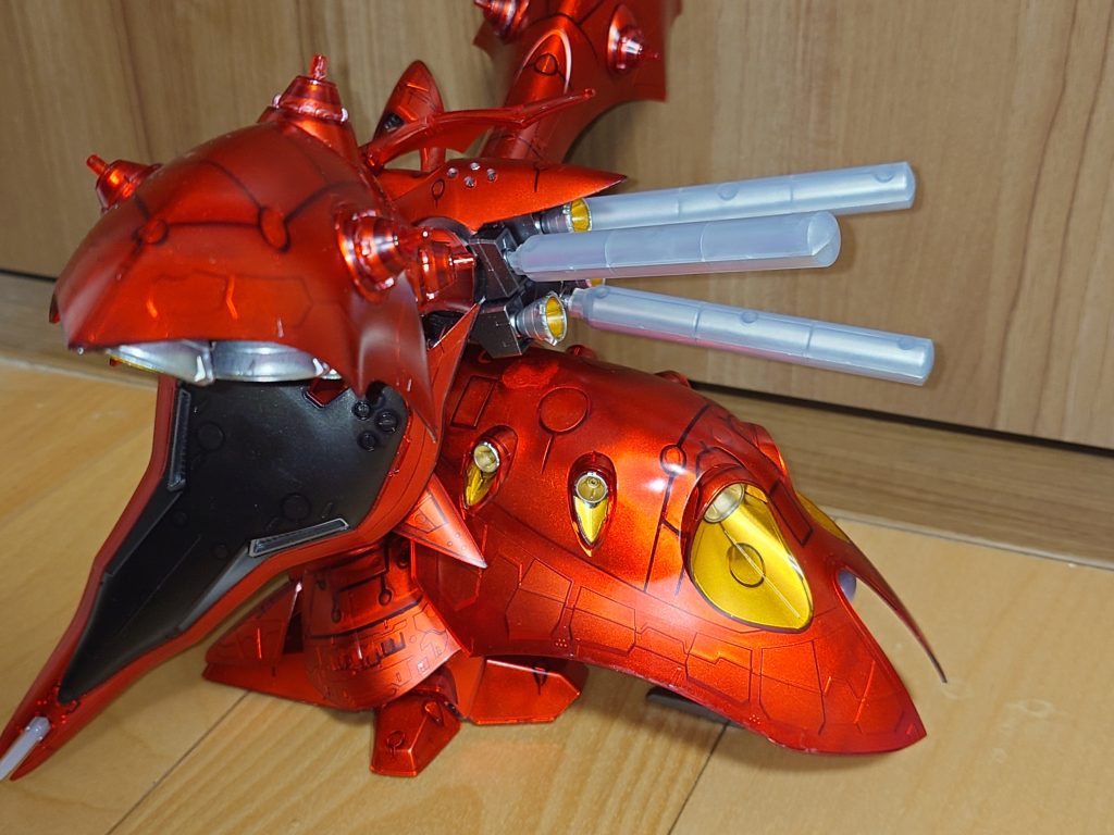 背部プロペラントタンクも内側はシルバー。腰のカブトガニは裏面がいい感じにディテール入ってるので目立ちます。