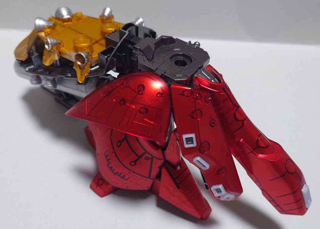 下半身の半分カブトガニの中身のイエロークリアパーツも当然裏面はシルバー。