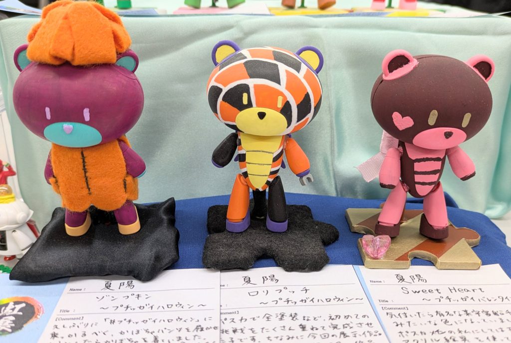 2月1日に参加させていただいた展示会では、ハロウィンの2匹と並べてみました。今回の子は「可愛い！」とお声をいただいた回数トップ3に入っ…てた気がしています(笑)季節・イベント系プチッガイの反応も良かったので、また仲間を増やしていきたいですね。最後までご覧くださりありがとうございました。