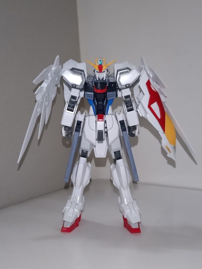 【概要】RX-8500WZC　ガンダムダブルアルファカスタムRoseliaのベース担当・今井リサが制作したダブルアルファガンダムを、さらに改修したもの。その見た目の通りZ+ウイングゼロ(EW)+ストライク+フリーダム+インパルスの「主役機ごった煮」で、コンセプトは「ウイングゼロをもし宇宙世紀の世界線で造っていたら」。リサはここにデスティニー要素も含めようとしたが、同じRoseliaの氷川紗夜から「光の翼」を合わせるには不向きとの指摘を受け、非ガンプラからパーツをつける羽目になった。