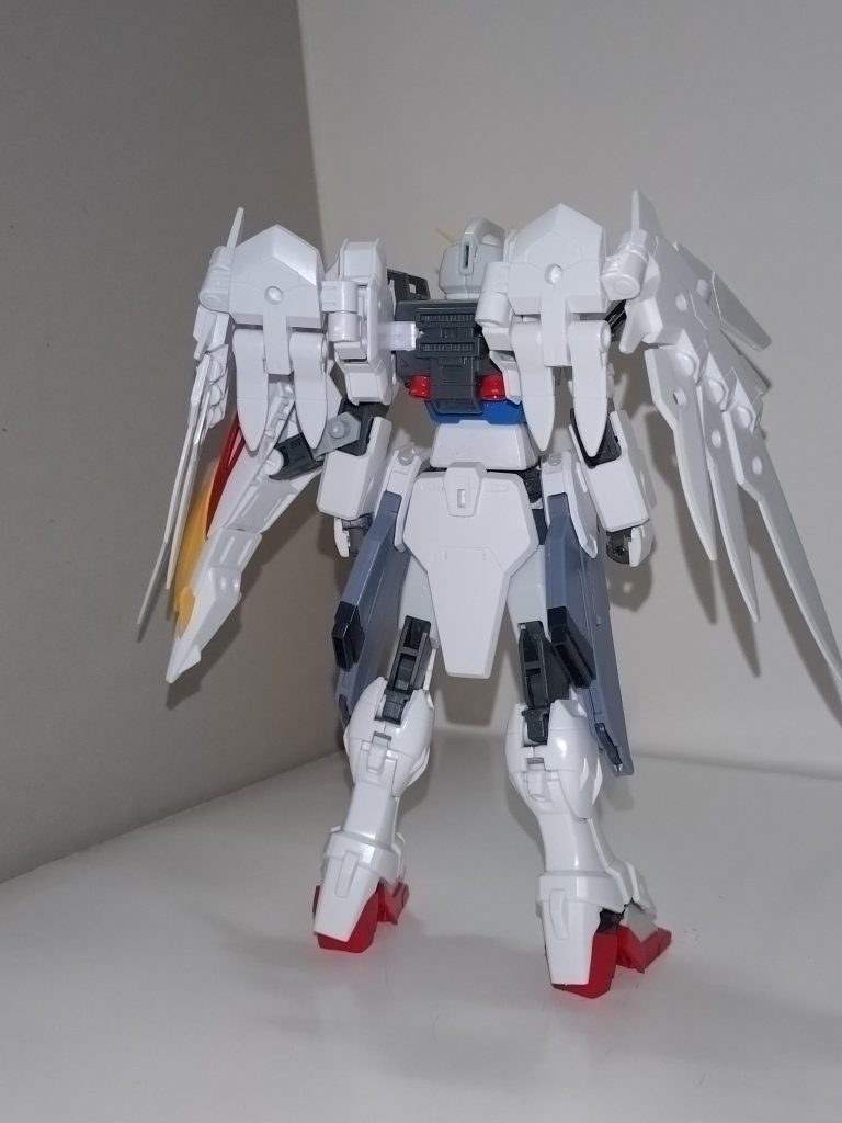 機体番号こそ宇宙世紀のものであるが、外観はどこからどう見てもコズミック・イラくさく、武装に至ってはウイングゼロそのもの。