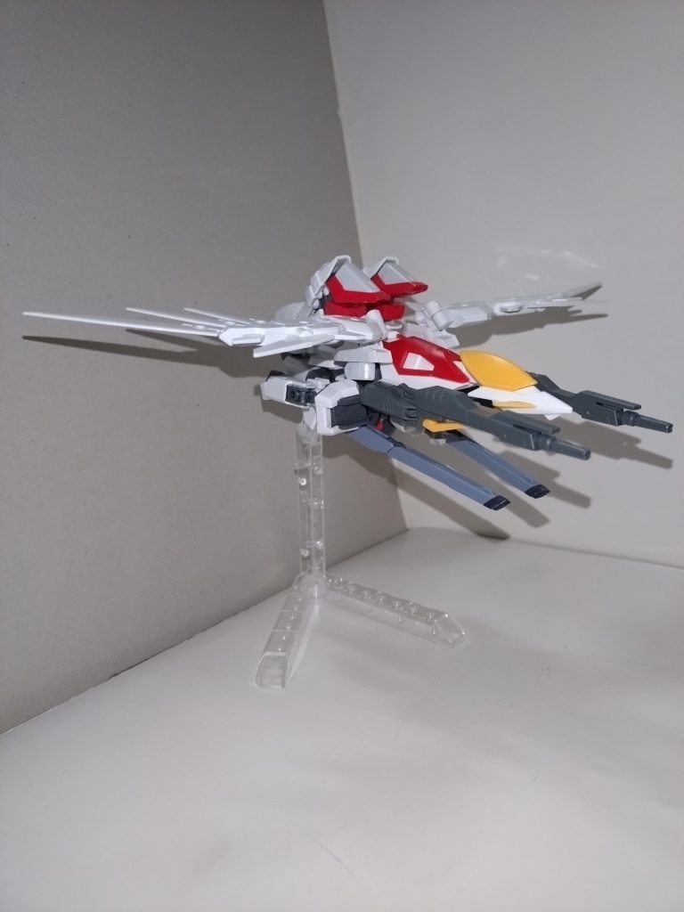 【バード形態】変形方法がダブルアルファとは異なり、ハンブラビのようなヒザ曲げ変形である。無論、ウイングゼロとも異なる。