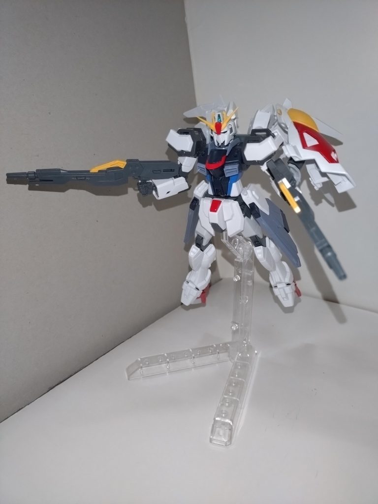 【武装】メガビームライフル分離可能になり、ローリングバスターライフルのようなアクションも見られる。不使用時はシールドにマウント。