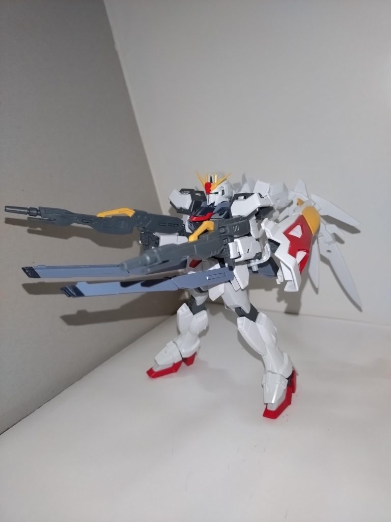 速射式スマートガン(下部)腰部にマウントされた実弾兵器。レールガンではない。リサ「ハイマット・フルバーストもこれでバッチリだね」