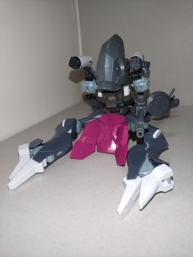 【MA形態】以前に八潮瑠唯(Morfonica)が制作したアークファラクト→エクシードファラクトに似るが、変形パターンがまるで異なる。瑠唯によると、変形後のコンセプトはエクシードファラクトがアークエンジェル級強襲機動特装艦を、こちらブーストディランザがムサイ級軽巡洋艦を意識したものだという。