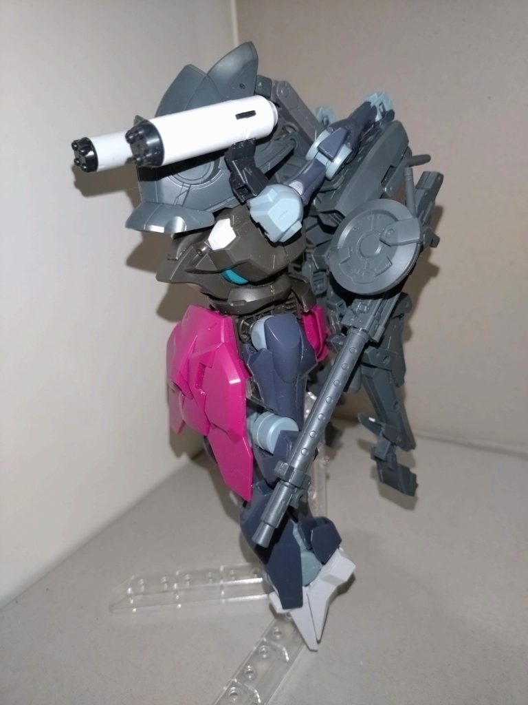 腕部を後方に回すシュツルムスラスターユニットを横倒しにする脚部を90°回し、前方に起こして完成&nbsp;〜羽丘女子学園高等部生徒会報より〜