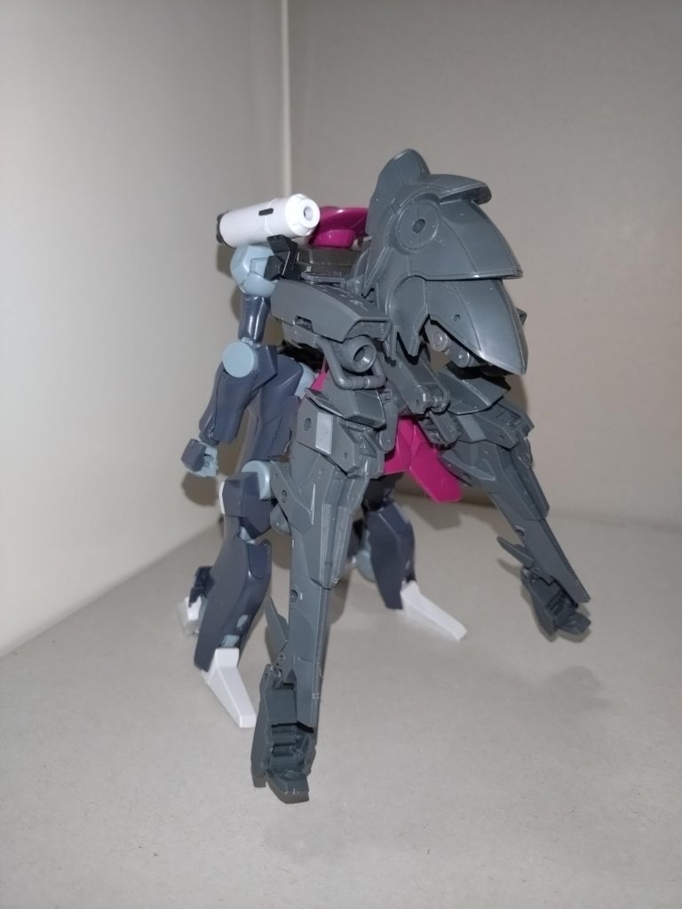 モータルディランザ本体には手を加えず、ビームガトリングガンの位置を両肩に移すシュツルムスラスターユニット、及びMA形態用のフードをバックパックに追加これらのみで可変機化させている。