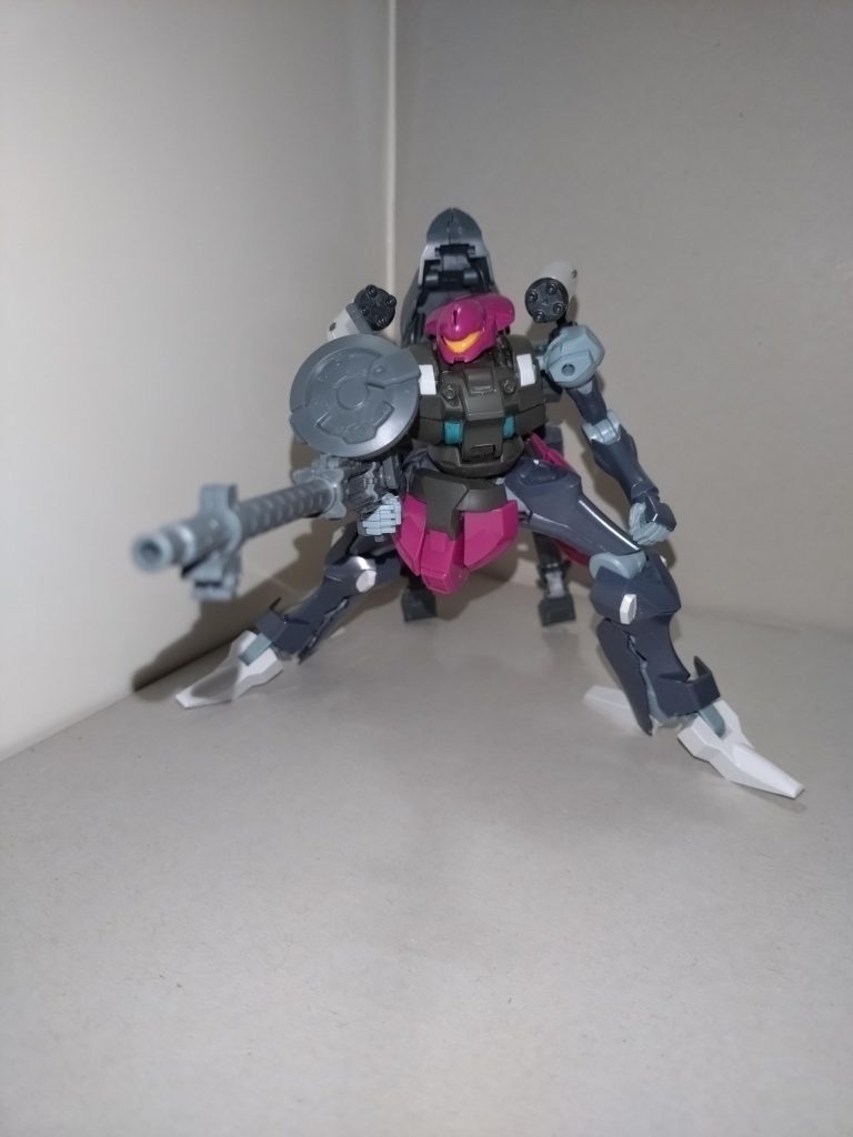 ビームスマートガン本機のメイン武装。不使用時にはシュツルムスラスターユニットにマウント。