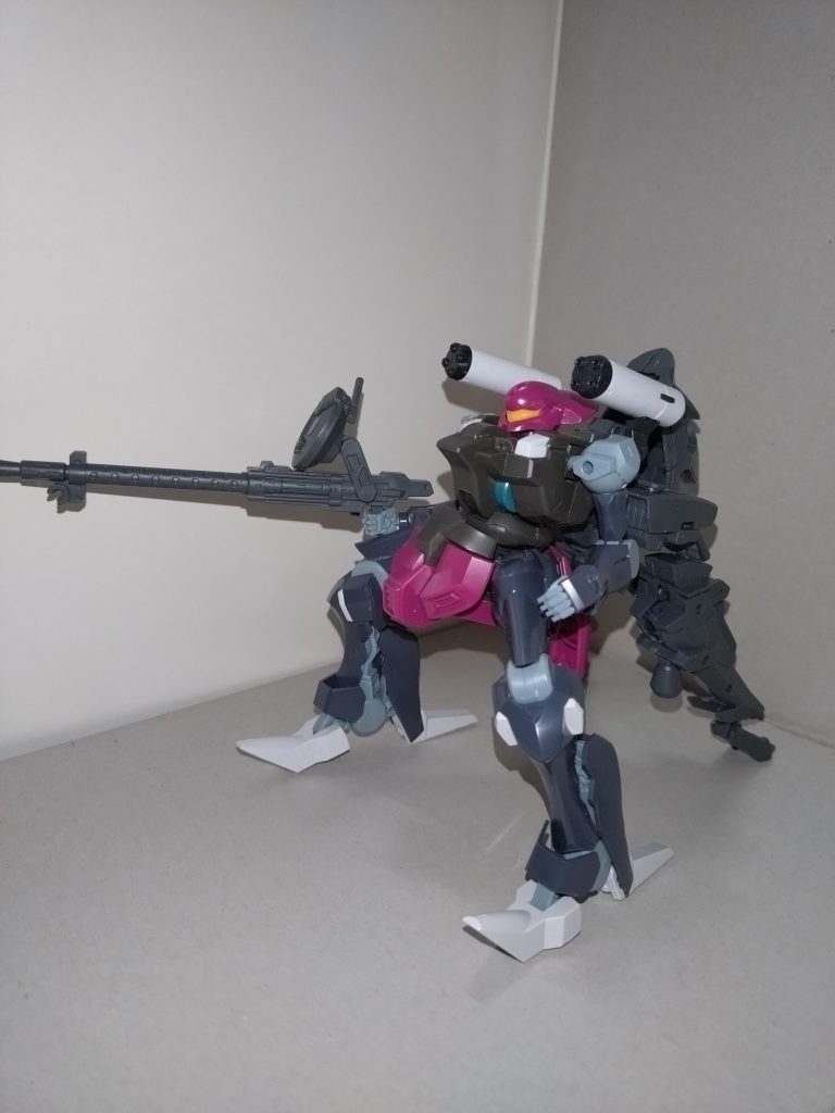 ひまり「全砲門展開のときは、シュツルムスラスターユニットをバルバタウロスの後ろ脚みたいに使うんだ」