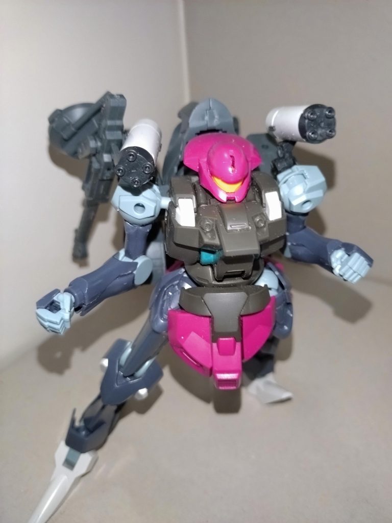 【武装】60mmバルカン砲(胸部)ビームガトリングガン(肩部)前者は本機唯一の実弾兵器、後者は可倒式の武装。ビームガトリングガンはその位置の関係で、サーベル使用時に邪魔になってしまうが、ひまりはロックをかけてこれに対処している。