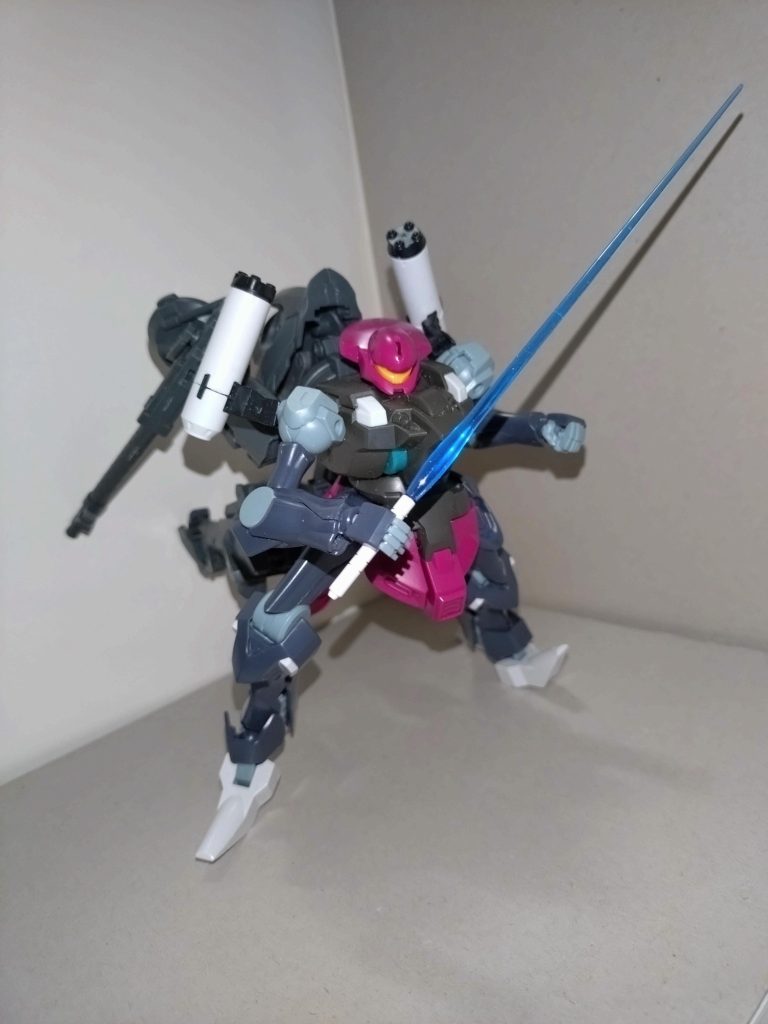 ビームサーベル2本装備し、ラックは下腕にある。ひまり「ファラクトのじゃなくて、ルブリスのにしたけど、失くすとえらいことになるから収納はさせてないよ」&nbsp;&nbsp;&nbsp;&nbsp;そしてお待ちかねの···