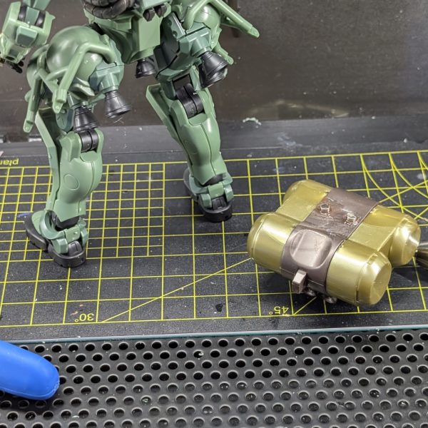 ギラドーガバックパックをネオジム磁石でザクに接着しました😊もちろん脱着可能です✨️元々ジークアクスザクは下半身が特徴的だし個人的には下半身ありきな感じがするので、いじるかどうかが悩ましい。このままでもカッコイイ気がするけど、0093までこの下半身が変わってないっていうのも変な気がするし、どっちがいいかどなたか意見頂けると嬉しいです✨️動画↓（3枚目）