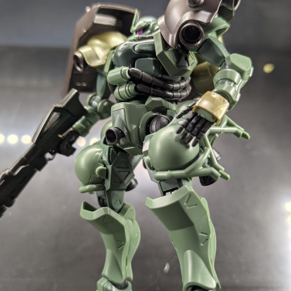 ギラドーガバックパックをネオジム磁石でザクに接着しました😊もちろん脱着可能です✨️元々ジークアクスザクは下半身が特徴的だし個人的には下半身ありきな感じがするので、いじるかどうかが悩ましい。このままでもカッコイイ気がするけど、0093までこの下半身が変わってないっていうのも変な気がするし、どっちがいいかどなたか意見頂けると嬉しいです✨️動画↓（2枚目）