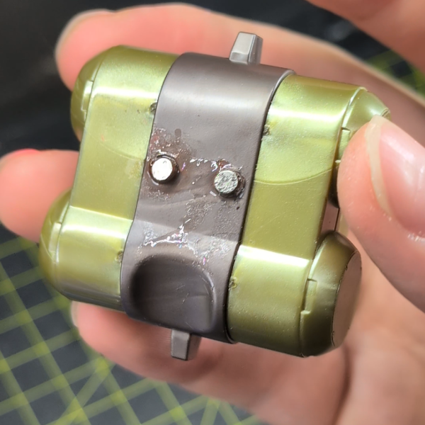 ギラドーガバックパックをネオジム磁石でザクに接着しました😊もちろん脱着可能です✨️元々ジークアクスザクは下半身が特徴的だし個人的には下半身ありきな感じがするので、いじるかどうかが悩ましい。このままでもカッコイイ気がするけど、0093までこの下半身が変わってないっていうのも変な気がするし、どっちがいいかどなたか意見頂けると嬉しいです✨️動画↓（4枚目）