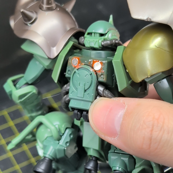 ギラドーガバックパックをネオジム磁石でザクに接着しました😊もちろん脱着可能です✨️元々ジークアクスザクは下半身が特徴的だし個人的には下半身ありきな感じがするので、いじるかどうかが悩ましい。このままでもカッコイイ気がするけど、0093までこの下半身が変わってないっていうのも変な気がするし、どっちがいいかどなたか意見頂けると嬉しいです✨️動画↓（5枚目）