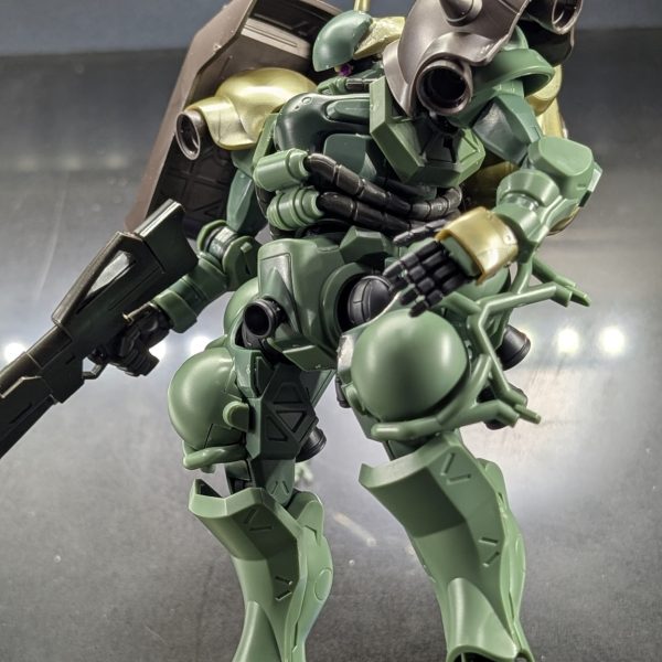 いい感じの頭部にできたと思います✨️あくまでジークアクス世界でのギラドーガということで、自分の頭の中ではジークアクス世界は割と平和に進んでジオンも変に多くの発展機出してからのギラドーガというよりザクよりで、シャアが反乱するとしても相当な理由がないととも思うので、その時点でも色濃くザクの派生って感じが入ってるイメージで切り貼りしてます☺️（2枚目）