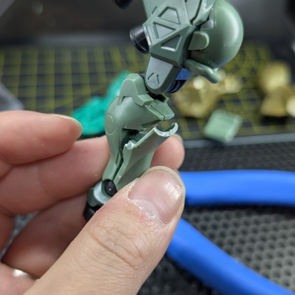 ザク（GQ）の脚部装甲とギラドーガ装甲をパテで整形して繋げています✨️初パテだったのですが思ったより楽しくていい経験になりました✨動画↓&nbsp;（7枚目）