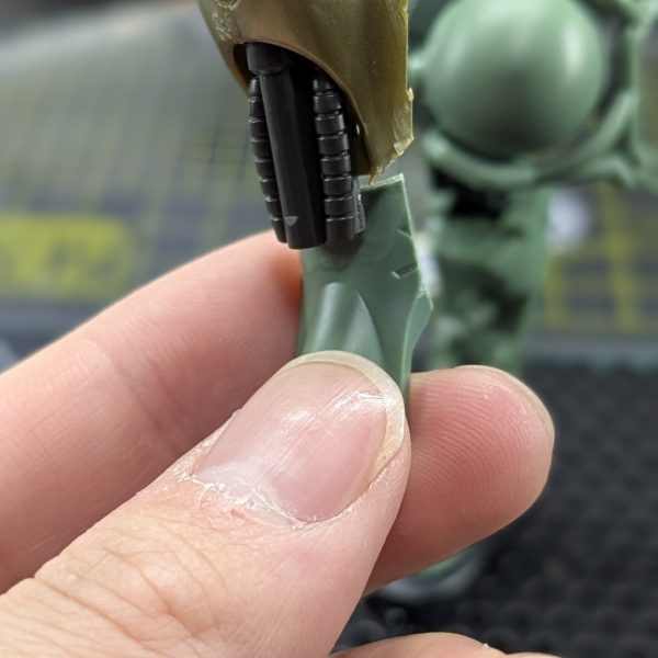 ザク（GQ）の脚部装甲とギラドーガ装甲をパテで整形して繋げています✨️初パテだったのですが思ったより楽しくていい経験になりました✨動画↓&nbsp;（6枚目）