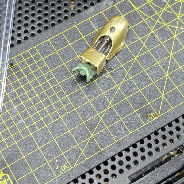 ザク（GQ）の脚部装甲とギラドーガ装甲をパテで整形して繋げています✨️初パテだったのですが思ったより楽しくていい経験になりました✨動画↓&nbsp;（4枚目）