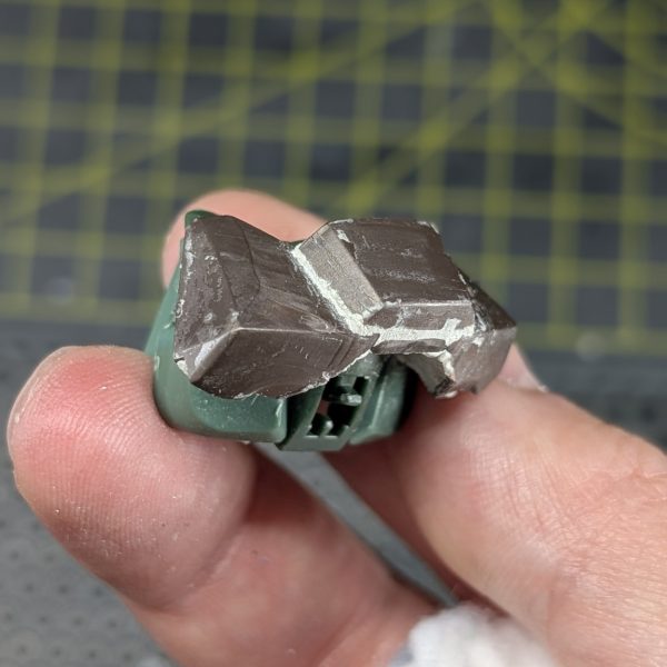 胸部パーツザク（GQ）にギラドーガの装甲を切り貼りして、隙間をパテで埋めました✨️いい感じになったと思います😊ボリュームどうですかね?動画はこちら↓（2枚目）