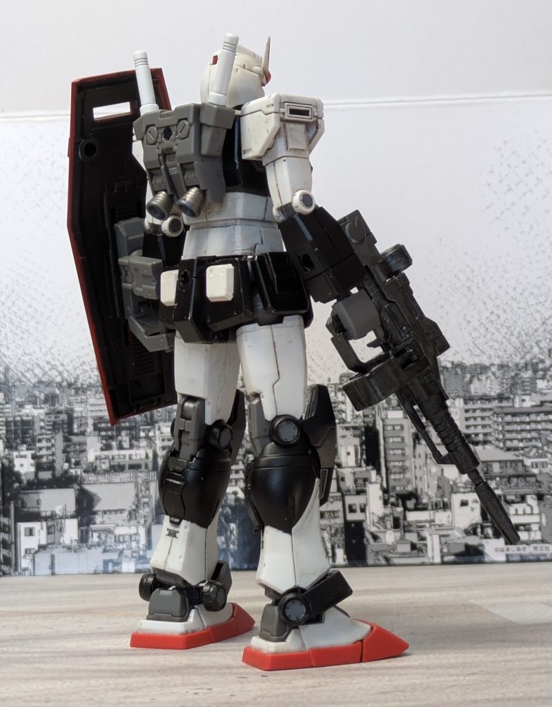 基本的にRX-78-01から03まで性能は同スペックであり、突出した差異は無いものの、サイド7到着時は01はまだ赤と黒を基調としたプロトタイプカラーのままであり、サイド7でのテスト終了後にトリコロールカラーになる予定だったとされている。武装は頭部バルカン、胴体左右鎖骨部にそれぞれショルダーマグナムおよびバルカン砲、左腕に機銃を固定装備。また、ハイパーバズーカ、ビームライフル(初期型)を手持ち武器として使用可能。背部ランドセルにはビームサーベル2本を装備するなどザクを上回る重武装となった。