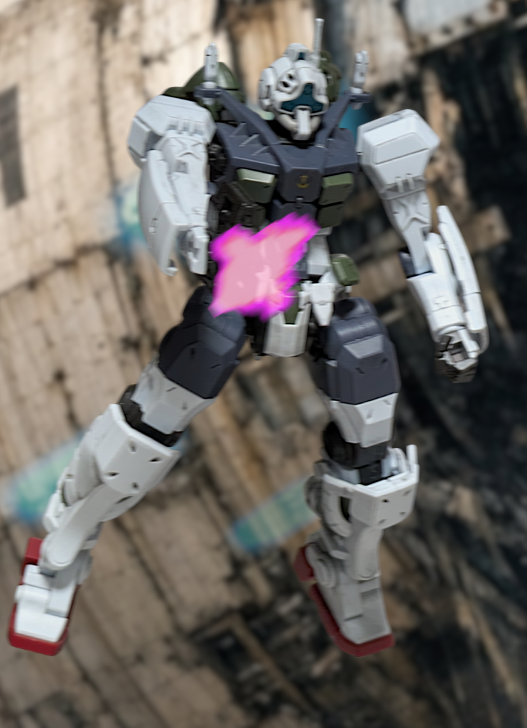 一方でタキザワも伊達に技研のテストパイロットをやっていない。イージーエイトの模擬ビームを空中で避けるとカウンターで撃ち返す。そしてこちらは最新鋭では無いが最新鋭機にも劣らない性能とニュータイプ並みの操縦技術を持つタキザワ。タキザワ[撃ち合いだと埒が明かないか…。あの人地形読むの上手すぎて当たらない]そしてタキザワ機は地上にタッチダウン。すぐさま向かってくるエリカのイージーエイトを捕捉したが…。エリカ[リミッター解除!!]エリカはイージーエイトのスラスターリミッターを外して超高速で突っ込んだ。それをホバートラックから見ていたトリントン基地海兵隊整備班長のハルナ・サカモト曹長は思わずコモリからマイクを奪って叫んだ。ハルナ[機体壊す気かお前は!?]だが、エリカ[私の辞書にリミッターという言葉は無い!!]タキザワもここでエリカが突っ込んでくるとは予想していたが、イージーエイトの異常なまでのこの詰めは予想外だった。タキザワ[嘘でしょ!?]そして一気に距離を詰めたイージーエイトは…。