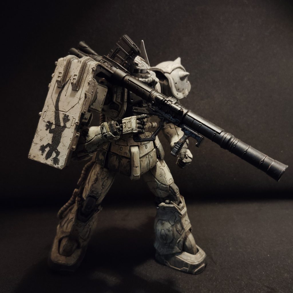 元のキットの出来が良いのでツノとシールド以外は弄ってません　ツノはシャアザクからパクり、シールドは個人的に肩から飛び出し過ぎていると感じたので内側寄りに塗装は缶スプレーで、ブラックサーフェイサーを吹いたあとインシグニアホワイトを吹いてつや消しでフィニッシュでした