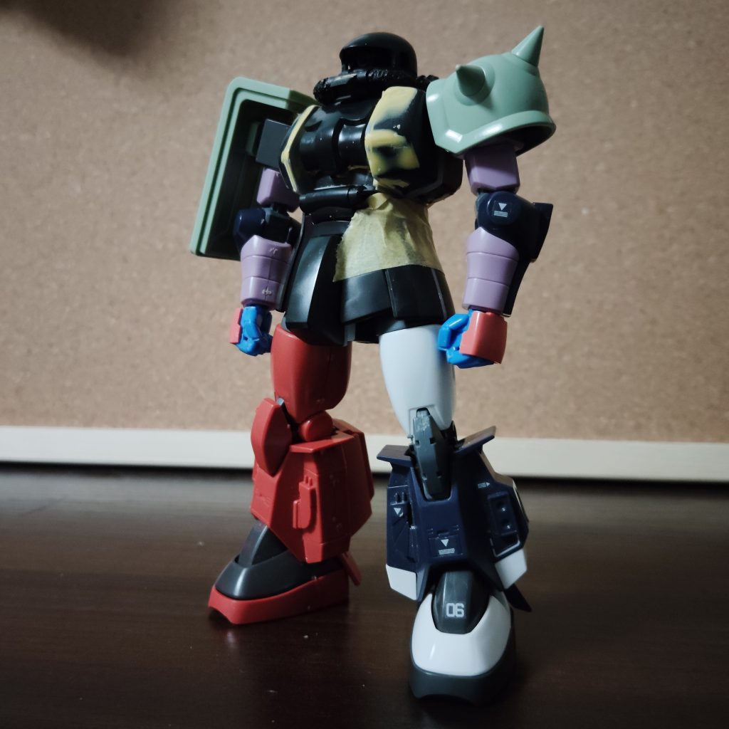 最初は普通のザクを作ろうと思っていたのですが高機動型の脚とバックパックを実家から発掘した為予定変更色んなジャンクからカッコいいパーツを切って貼ってしました