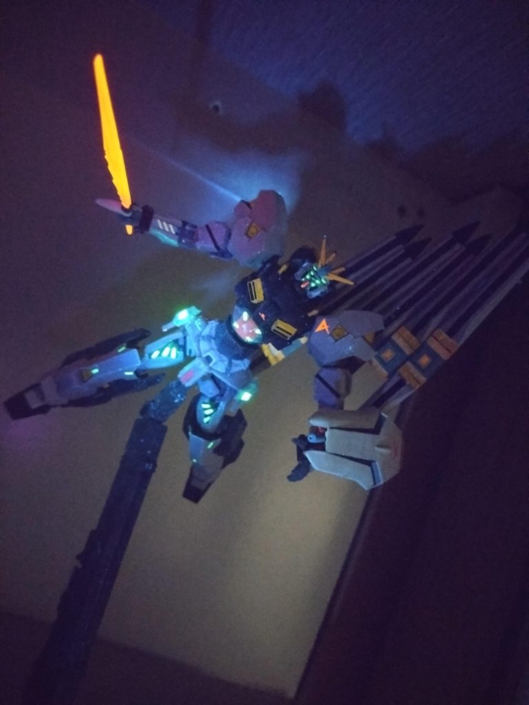 今回はかなりいい出来でした。GQuuuuuuXのエンディング後の世界には多分νガンダムは開発されないと思うんですが 、ループのうちの1回に開発された…ぐらいの思いで作りました。