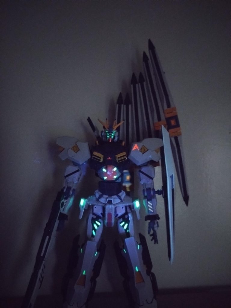 ちょっと蛍光を刺してます。サイコフレーム感を出してます。六つ目がいいかんじに異形感でてますね〜 胴体はパテで延長しました。