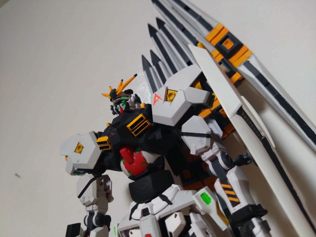 顔はガンダムハルート、赤いガンダムの頭部バルカンの一部、頭部ガードを使っています。肩、脚はルブリスウル、胴体、腰、太腿、腕は軽キャノンを使っています。だいたい思った通りになりました。