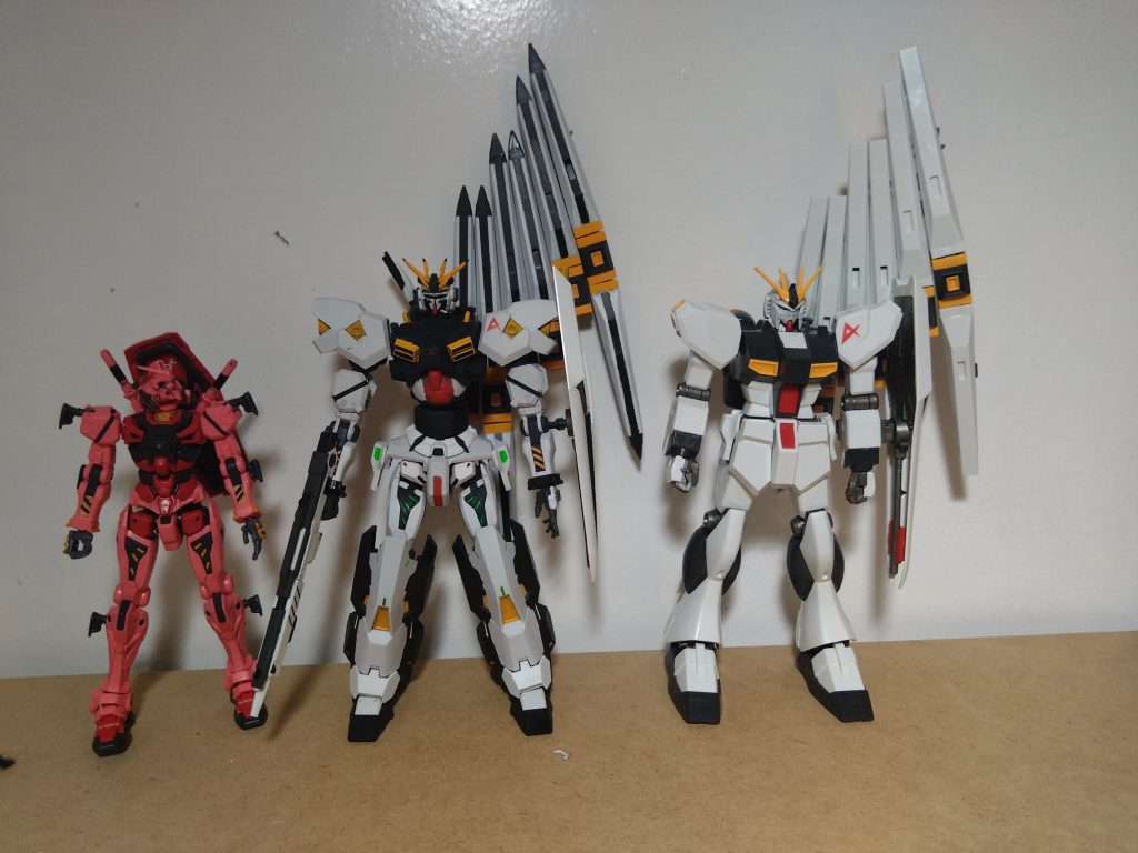 大きさ比較。 だいたいサイズ感はνガンダムと同じ感じですね。