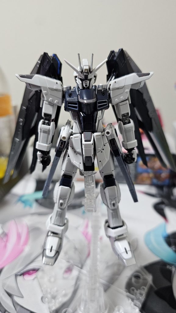 途中まで塗っていた部分はそのままにアンテナや赤い各所はシフトダウンさせるためにグレーに。ちょうどディアクティブグレーあって助かりましたw拙い筆塗りにてムラがありまくりですね。