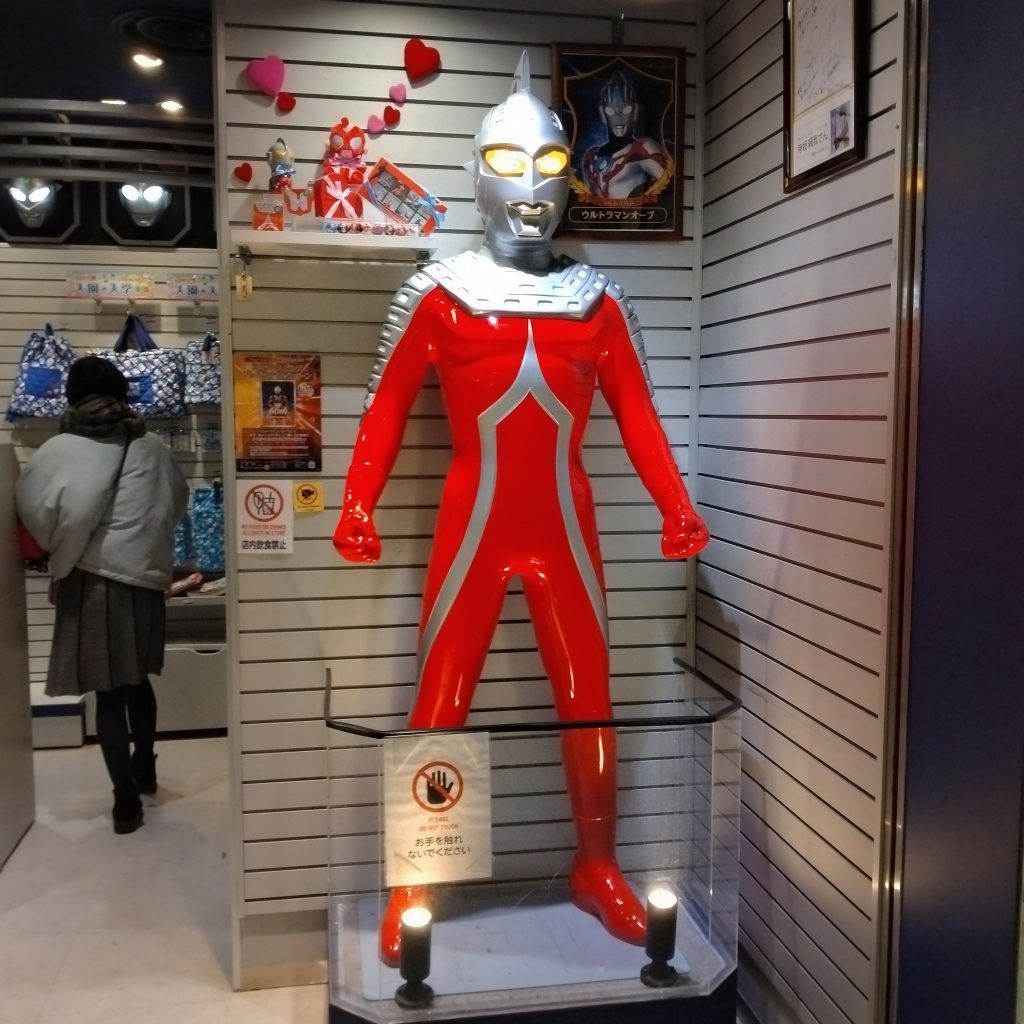 作品名：出張折返しの休日<p>久々の東京キャラクターストリートへ寄り道 前はタロウが飾られていたと思ったけど…セブン！セブンセブンセブン！ 仮面ライダーショップもアギトでした。個人的に大満足なチョイスです。 やっぱ等身大っていいですな〜 等身大ではな [&hellip;]</p>
