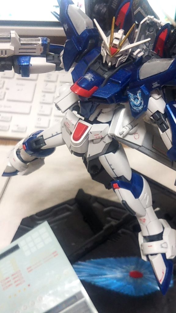 肩の方が良い出来かも…(^^ゞ下に写っているのは100均のディスプレイベース用シールを貼ってデカール代わりにしてます。