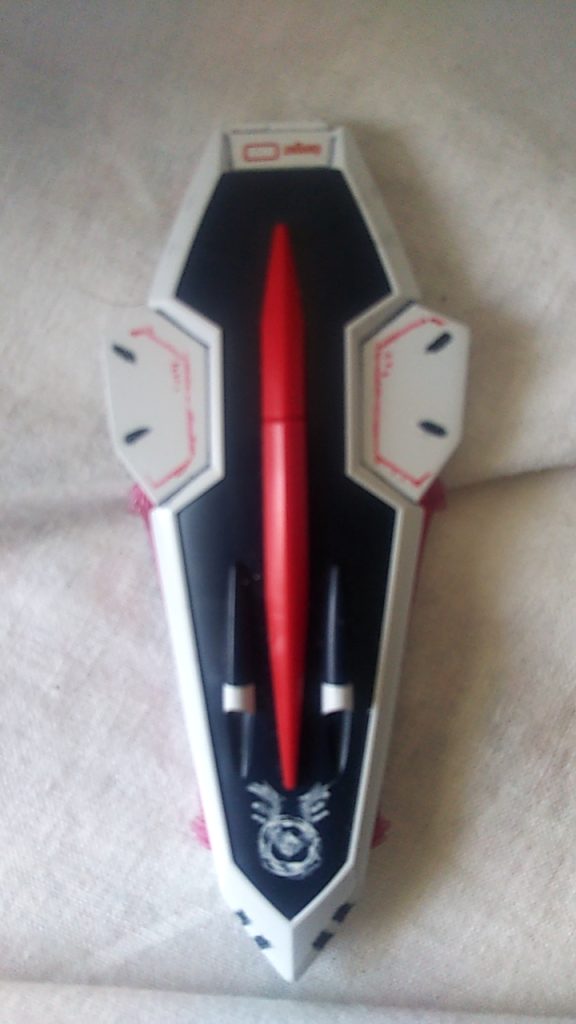 先にペンのキャップにマーカーを付けてポンと丸を…