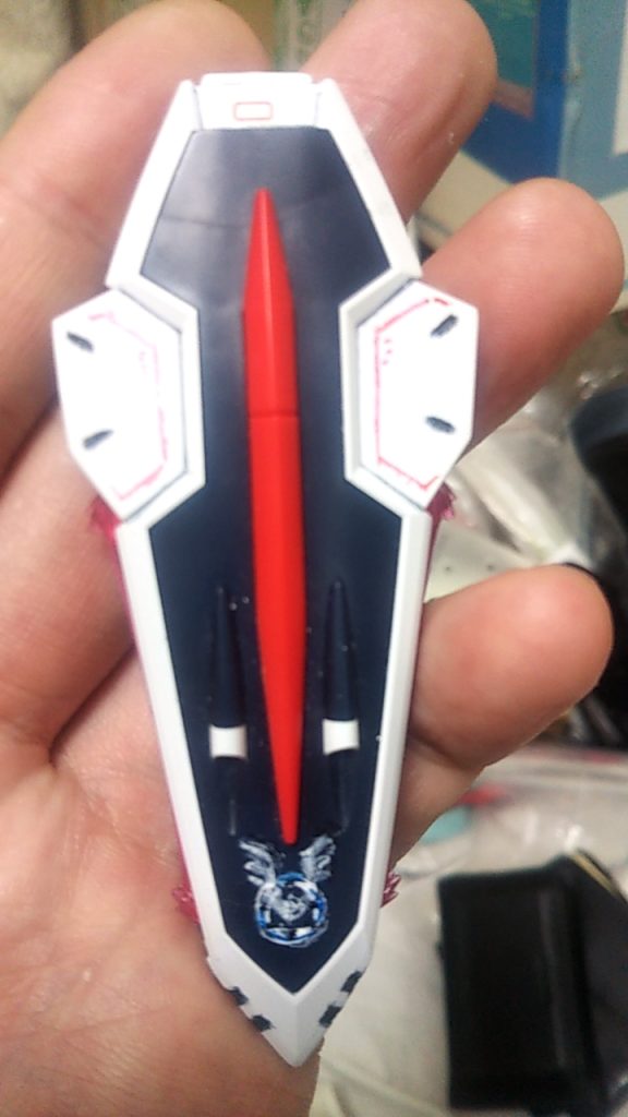 シールドのカラーに合わせたジェルインクボールペンで白を削る様に整えて…