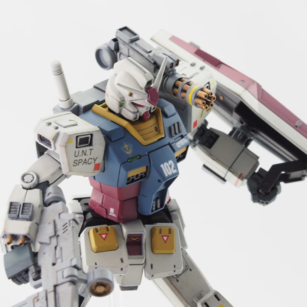 ショルダーキャノンを切り詰め、ガトリングに改造しました。