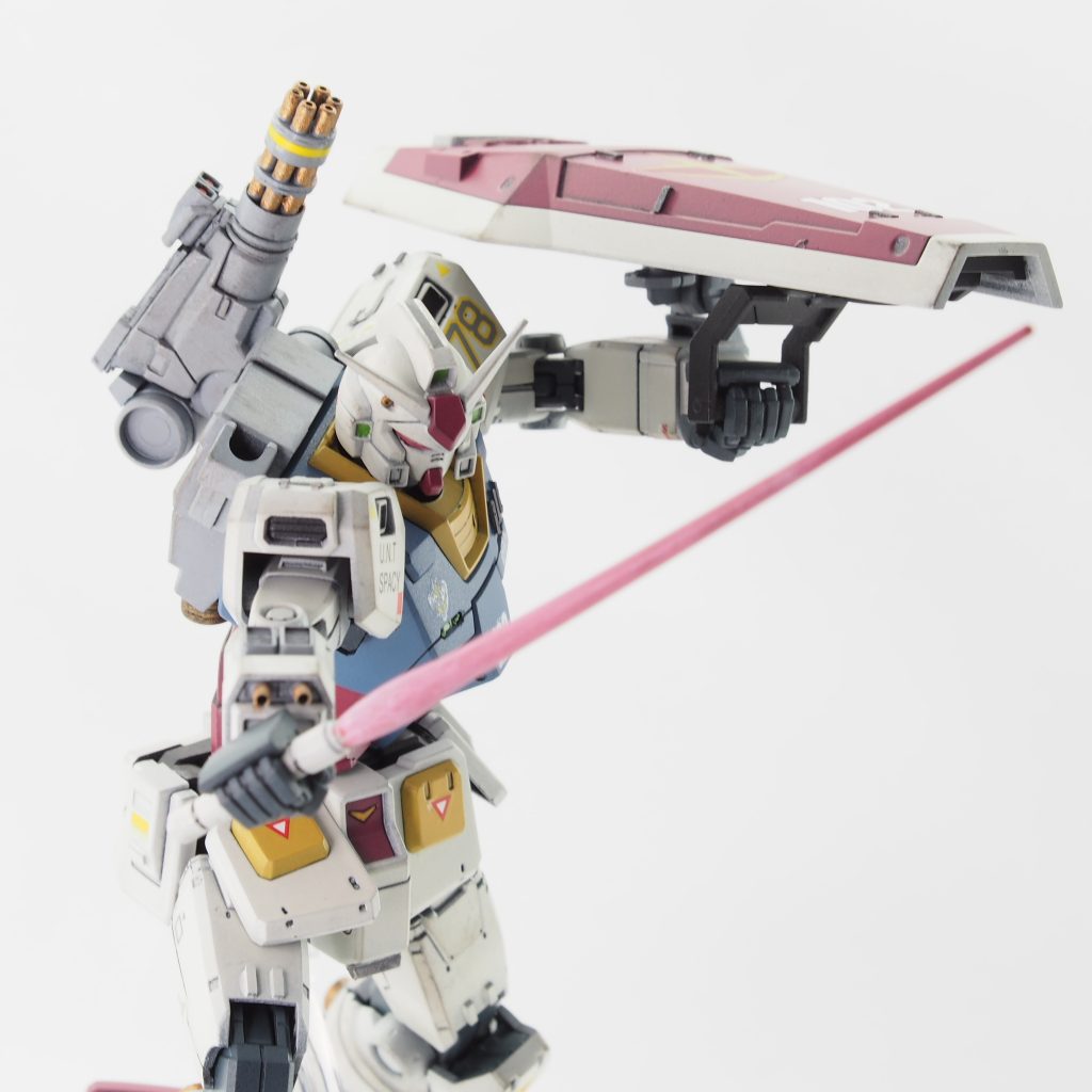 オリジン版をベースに各部位を好みのパーツでミキシングしています。マーキングは90年代初期（絶版HGガンダムやシルエットフォーミュラシリーズが出た頃）の今見るとちょっと野暮ったい、くどい感じをイメージしました。（伝わりますでしょうか）いや、当初はもっとシックにするつもりだったんですが…最初に左肩の『78』を貼った時点で「あ、なんか違ったわコレ…」と仕方なく方針転換した次第です😅