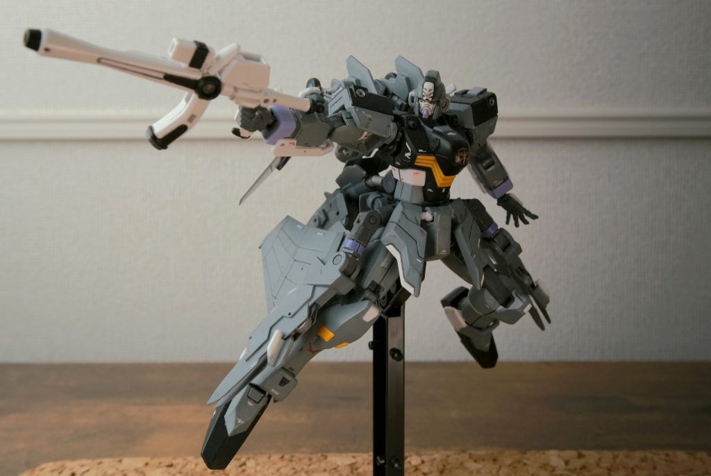 可動範囲は大体元キット同様です。技術不足で間接軸の改造は敬遠してましたが、今回肩アーマーのジョイント、リアスカート軸の増設に挑戦してみました。この辺りの技術向上が今後の課題です。